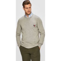 Tommy Hilfiger - Sweter. Szare swetry męskie TOMMY HILFIGER, xl, bez wzorów, z bawełny, z okrągłym kołnierzem, bez kaptura. W wyprzedaży za 349,90 zł.