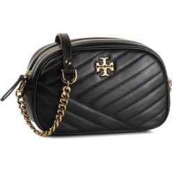 Torebka TORY BURCH - Kira Chevron Camera Bag 60236 Black 001. Czarne listonoszki damskie Tory Burch, bez wzorów, ze skóry, bez dodatków. Za 1699,00 zł.