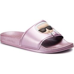 Klapki KARL LAGERFELD - KL80905 Rose Gold Rubber. Różowe klapki damskie KARL LAGERFELD, bez wzorów, z tworzywa sztucznego, bez obcasa. W wyprzedaży za 239,00 zł.