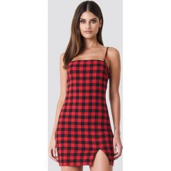 Sahara Ray x NA-KD Sukienka mini w kratkę - Red. Czerwone sukienki damskie Sahara Ray x NA-KD, w kratkę, bez kołnierzyka, bez rękawów, mini. W wyprzedaży za 70,97 zł.