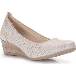 Buty damskie. Brązowe koturny damskie Wittchen, bez wzorów, ze skóry, klasyczne, na niskim obcasie, na koturnie. W wyprzedaży za 186,91 zł.