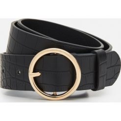 Pasek z okrągłą klamrą -. Paski damskie Cropp, w paski. Za 29,99 zł.
