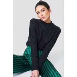 NA-KD Sweter z warkoczowym splotem - Black,Grey. Szare swetry klasyczne damskie marki NA-KD, z dzianiny, z okrągłym kołnierzem. Za 161,95 zł.