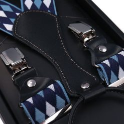 Granatowe szelki w biało-niebieskie romby SZ52. Niebieskie szelki męskie Modini Moda Męska. W wyprzedaży za 43,20 zł.