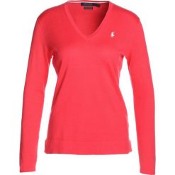 Polo Ralph Lauren Golf Sweter blaze red. Czerwone swetry damskie marki Polo Ralph Lauren Golf, l, bez wzorów, z bawełny, bez rękawów, bez kaptura, na golfa. W wyprzedaży za 503,20 zł.