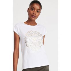 T-shirt z cekinami - Biały. Białe t-shirty damskie Reserved, s, bez wzorów, bez kołnierzyka. Za 39,99 zł.