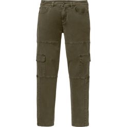 Spodnie bojówki Slim Fit Straight ze stretchem bonprix ciemnooliwkowy. Zielone spodnie męskie bonprix, m, bez wzorów. Za 149,99 zł.