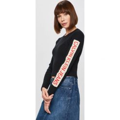 Calvin Klein Jeans - Sweter. Czarne swetry damskie Calvin Klein Jeans, s, z aplikacjami, z bawełny, z krótkim rękawem, krótkie, bez kaptura. W wyprzedaży za 239,90 zł.