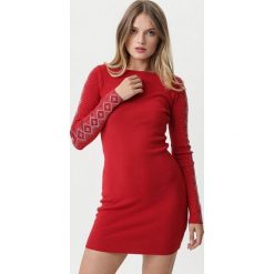 Czerwona Sukienka Kareela. Czerwone sukienki damskie Born2be, xl, z aplikacjami, z dzianiny, eleganckie, bez kołnierzyka, bez rękawów, długie, mini, dopasowane. Za 99,99 zł.