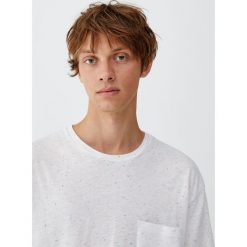 Szara koszulka z kieszonką. Szare koszulki męskie Pull&Bear, m, bez wzorów, bez kołnierzyka, z krótkim rękawem, krótkie. Za 49,90 zł.