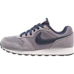 Nike Sportswear RUNNER Tenisówki i Trampki gunsmoke/obsidian/hot punch/vast grey. Szare trampki chłopięce marki Nike Sportswear, z gumy. Za 189,00 zł.
