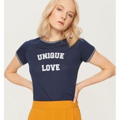 T-shirt z nadrukiem - Granatowy. Niebieskie t-shirty chłopięce z nadrukiem Reserved, l. Za 39,99 zł.