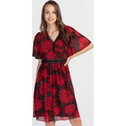 Sukienka w kolorze bordowo-czarnym. Czerwone sukienki damskie Apart, bez wzorów, z dekoltem na plecach, bez rękawów, mini, rozkloszowane. W wyprzedaży za 329,95 zł.