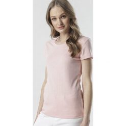 Jasnoróżowy T-shirt Chenelin. Różowe bluzki damskie Born2be, s, bez wzorów, z dzianiny, z okrągłym kołnierzem. Za 29,99 zł.