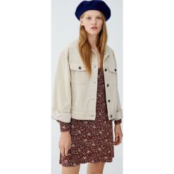 Sukienka z krepy z długimi rękawami i guzikami. Czerwone sukienki Pull&Bear, z długim rękawem. Za 59,90 zł.