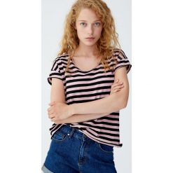Koszulka basic w paski z nieobrębionym brzegiem. Czarne t-shirty damskie marki Pull&Bear, w paski. Za 24,90 zł.