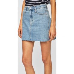 Calvin Klein Jeans - Spódnica jeansowa. Niebieskie spódniczki damskie Calvin Klein Jeans, na co dzień, bez wzorów, z bawełny, casualowe, mini, proste. W wyprzedaży za 199,90 zł.
