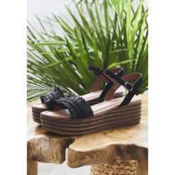 Czarne Sandały Striped Style. Czarne koturny damskie Born2be, bez obcasa, na koturnie, bez zapięcia. W wyprzedaży za 39,99 zł.