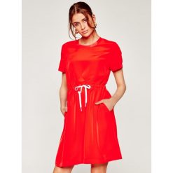 Sukienka codzienna Calvin Klein Jeans Drawstring J20J213639. Czerwone sukienki damskie Calvin Klein Jeans, na co dzień, m, bez wzorów, z poliesteru, bez kołnierzyka, bez rękawów, proste. Za 399,00 zł.