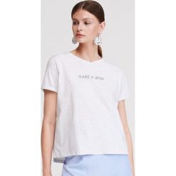 T-shirt z napisem - Jasny szary. Szare t-shirty damskie Reserved, s, z napisami, bez kołnierzyka. Za 24,99 zł.