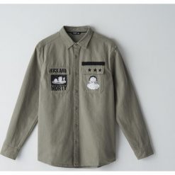 Koszula Rick and Morty - Khaki. Brązowe koszule męskie Cropp, s, bez wzorów, bez kołnierzyka, bez rękawów. Za 89,99 zł.