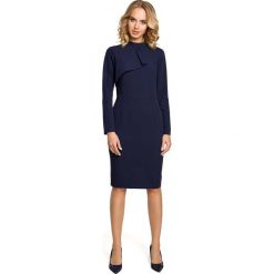 Granatowa Sukienka Dopasowana z Ozdobnym Żabotem. Niebieskie sukienki damskie Molly.pl, do pracy, s, bez wzorów, eleganckie, bez kołnierzyka, bez rękawów, długie, midi, ołówkowe. Za 128,90 zł.