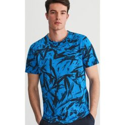 Wzorzysty T-shirt - Niebieski. Niebieskie t-shirty męskie Reserved, s, bez wzorów, bez kołnierzyka. W wyprzedaży za 19,99 zł.