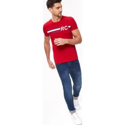 T-SHIRT DOPASOWANY Z ELASTANEM. Czerwone t-shirty męskie Top Secret, na lato, m, bez wzorów, z elastanu, bez kołnierzyka, krótkie. W wyprzedaży za 24,99 zł.
