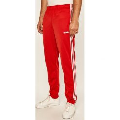 Adidas - Spodnie. Czerwone spodnie męskie Adidas, na co dzień, s, z aplikacjami, z poliesteru. Za 179,90 zł.
