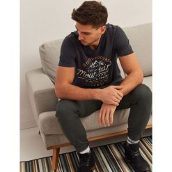T-SHIRT Z NADRUKIEM. Szare t-shirty męskie marki Top Secret, na lato, xxl, z nadrukiem, z bawełny, bez kołnierzyka, krótkie. Za 39,99 zł.