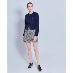 Kurtka w kolorze granatowym. Niebieskie kurtki damskie Cacharel, m, z bawełny, klasyczne. W wyprzedaży za 439,95 zł.