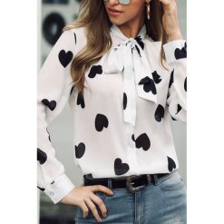Bluzka damska RIKITA. Czarne bluzki damskie Bluzka damska RIKITA, s, z nadrukiem, eleganckie, bez kołnierzyka, bez rękawów. W wyprzedaży za 79,00 zł.