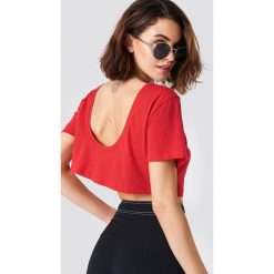 NA-KD Basic Krótki T-shirt z odkrytymi plecami - Red. Czerwone t-shirty damskie marki NA-KD Basic, bez wzorów, z okrągłym kołnierzem. W wyprzedaży za 22,40 zł.