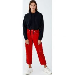 Bluza z kapturem z prążkowanego materiału. Czarne bluzy damskie z kapturem marki Pull&Bear, prążkowane. Za 59,90 zł.