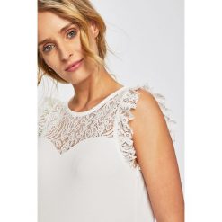 Vero Moda - Top. Białe bluzki damskie Vero Moda, na co dzień, s, w koronkowe wzory, z elastanu, casualowe, z okrągłym kołnierzem, bez rękawów. W wyprzedaży za 59,90 zł.