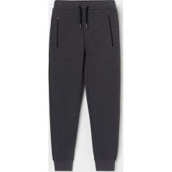 Joggery z dzianiny strukturalnej - Szary. Szare spodnie męskie Reserved, bez wzorów, z dzianiny. Za 59,99 zł.