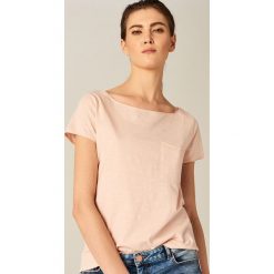Koszulka z dekoltem typu łódka - Różowy. Różowe t-shirty damskie marki Mohito, s, z dekoltem w łódkę. Za 19,99 zł.