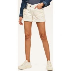 Szorty jeansowe G-Star Raw Joci D16550-C050-B144. Białe szorty damskie G-Star RAW, bez wzorów, z elastanu, retro. W wyprzedaży za 259,00 zł.