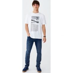 Koszulka ze zdjęciem i napisem. Białe koszulki męskie Pull&Bear, m, z napisami, bez kołnierzyka, z krótkim rękawem, krótkie. Za 49,90 zł.