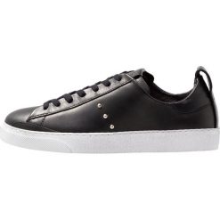 AllSaints JAX Sneakersy niskie black. Czarne trampki i tenisówki damskie marki AllSaints, bez wzorów, ze skóry, bez zapięcia. Za 619,00 zł.