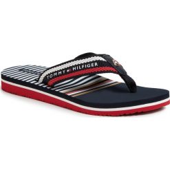 Japonki TOMMY HILFIGER - Stripy Flap Beach Sandal FW0FW04799 Rwb 0KP. Niebieskie klapki damskie TOMMY HILFIGER, bez wzorów, ze skóry, bez obcasa. W wyprzedaży za 129,00 zł.