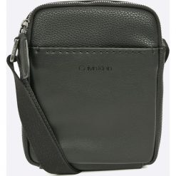 Calvin Klein - Saszetka. Czarne torby męskie skórzane Calvin Klein, w paski, ze skóry ekologicznej, na ramię, małe. W wyprzedaży za 279,90 zł.