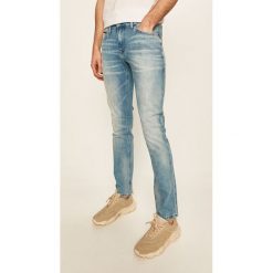Tommy Jeans - Jeansy Scanton. Niebieskie jeansy męskie Tommy Jeans, bez wzorów, z obniżonym stanem. W wyprzedaży za 459,90 zł.