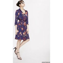 Sukienka koszulowa w kwiaty. Sukienki damskie Pakamera, w paski, z koszulowym kołnierzykiem, bez rękawów, midi, rozkloszowane. Za 299,00 zł.