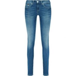 Jeansy Slim Fit Tommy Jeans DW0DW03978. Niebieskie jeansy damskie Tommy Jeans, bez wzorów, z jeansu. Za 449,00 zł.