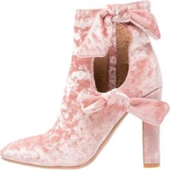 Botki damskie: Lavish Alice CUT OUT DOUBLE TIE Botki na obcasie rosa