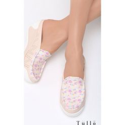Beżowe Klapki Extra Choice. Brązowe klapki damskie Multu, bez wzorów, bez obcasa, na koturnie. Za 29,99 zł.