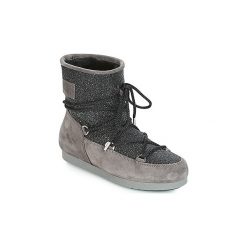 Śniegowce Moon Boot FAR SIDE LOW SUEDE GLITTER. Czarne śniegowce damskie Moon Boot, bez zapięcia. W wyprzedaży za 521,40 zł.