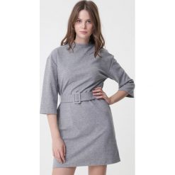 Szara Sukienka Pamela. Szare sukienki damskie Born2be, xl, bez wzorów, z dzianiny, sportowe, ze stójką, bez rękawów, długie, mini, sportowe. Za 79,99 zł.