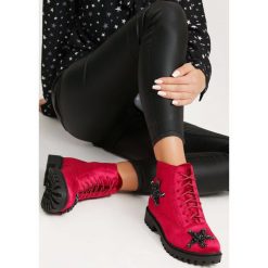 Czerwone Welurowe Botki Yellow Brick Road. Czerwone botki damskie marki vices, z weluru, za kostkę, bez obcasa, na obcasie, bez zapięcia. Za 89,99 zł.